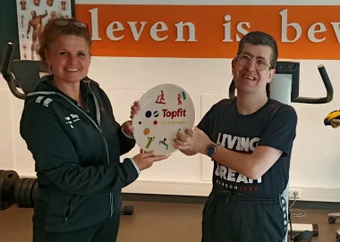 Stefano Fanelli biedt een prachtig zelfgemaakt bord aan aan onze collega Karin in Almere