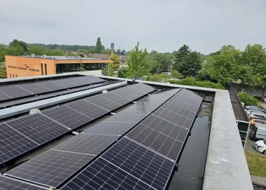 Hoofdgebouw Topfit in Lelystad plaatst zonnepanelen